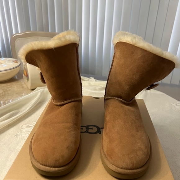 Ugg Bailey Button Boots. Size 7 Chestnut - Picture 2 of 11